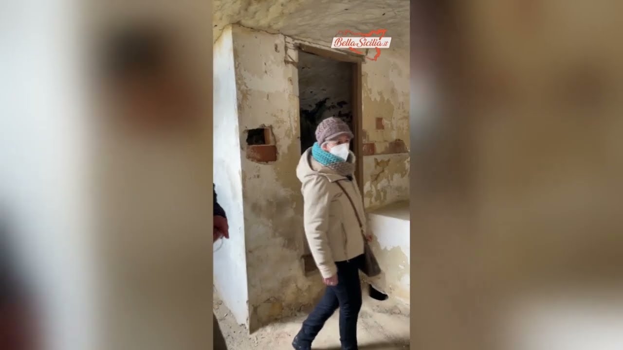 Entriamo nella casa nella roccia, quello che vediamo ci lascia senza parole