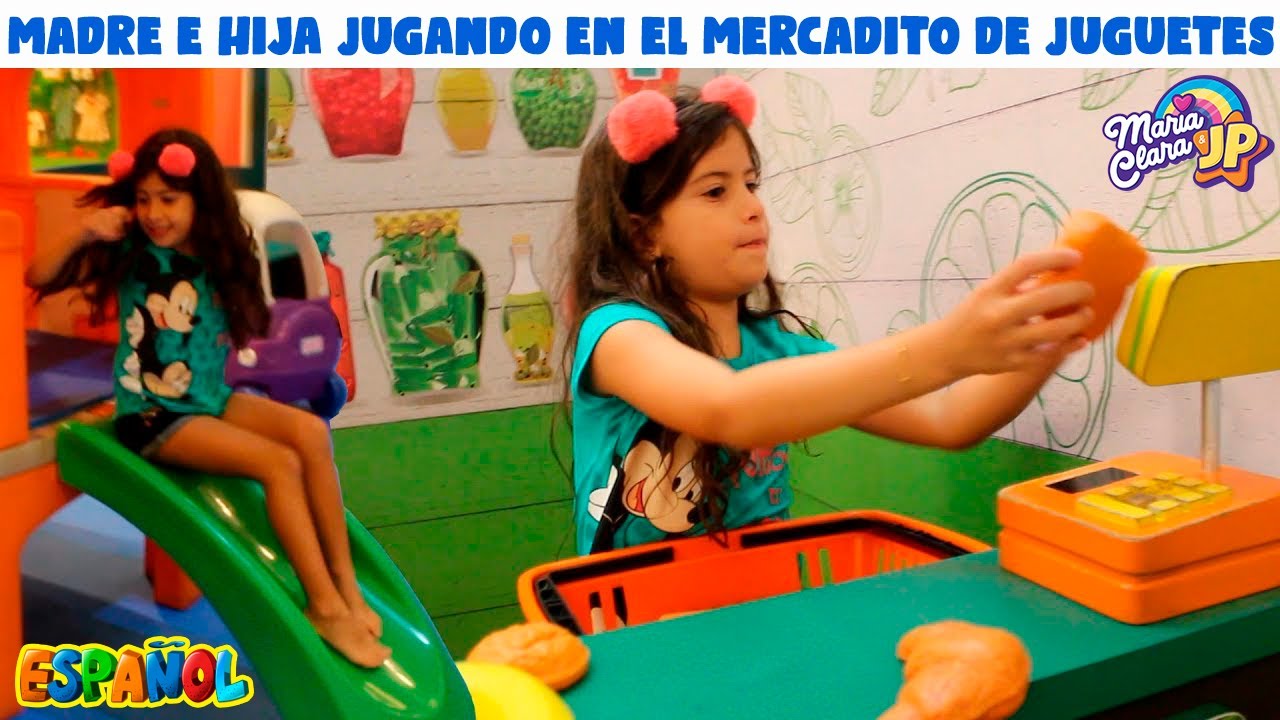 MAMÁ E HIJA JUGANDO EN EL PARQUE Y EN EL MERCADO DE JUGUETES