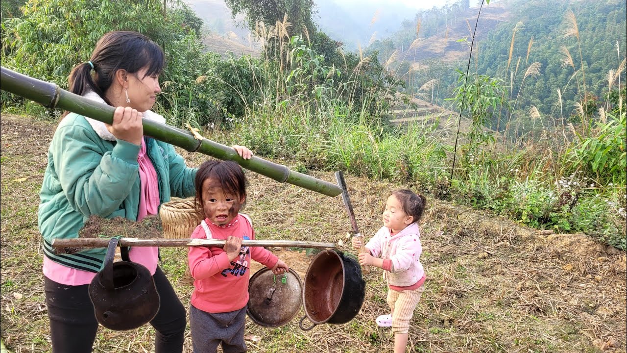 mother and daughter tried their best to pull bamboo to make tomato fences and bake cakes to eat