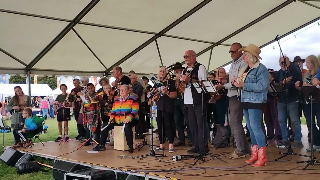 The Shropshire Ukulele Massive at Shrewsbury Folk Festival 2023 02 Blowin' In The Wind