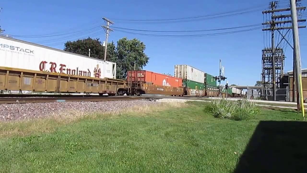 Westbound UP 8952 and 4928 on the Union Pacific Rochelle Railroad Park