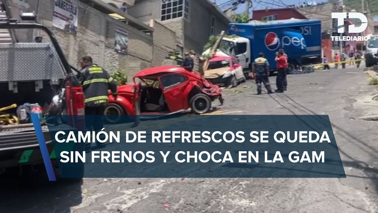 Camión refresquero choca contra taxi y tira árbol en la GAM; reportan dos heridos