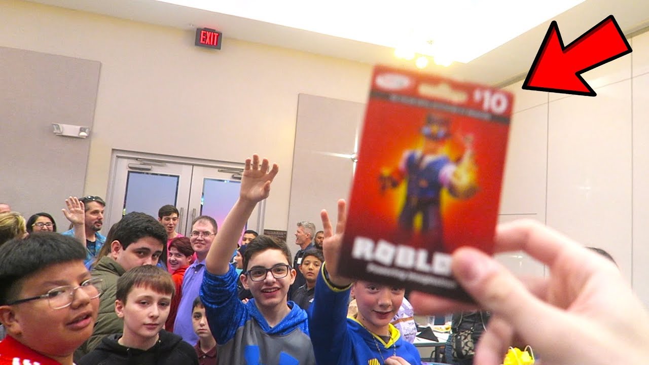 GIVING ROBUX TO FANS IN REAL LIFE!