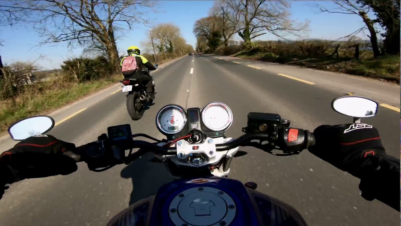 Honda Hornet 600 overtakes