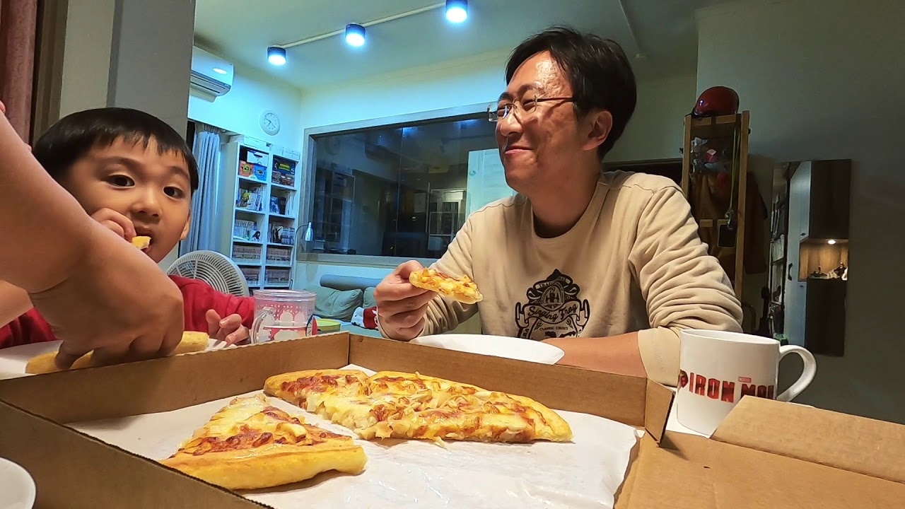 全家一起晚餐閒聊｜吃拿坡里海鮮大披薩..週年慶209元