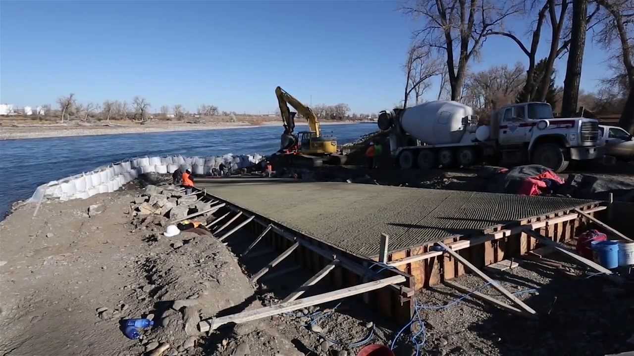 Holding back the river to install an immovable boat ramp