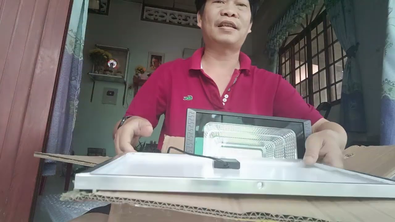 Đèn năng lượng mặt trời sáng cả đêm chỉ hơn 200 cành
