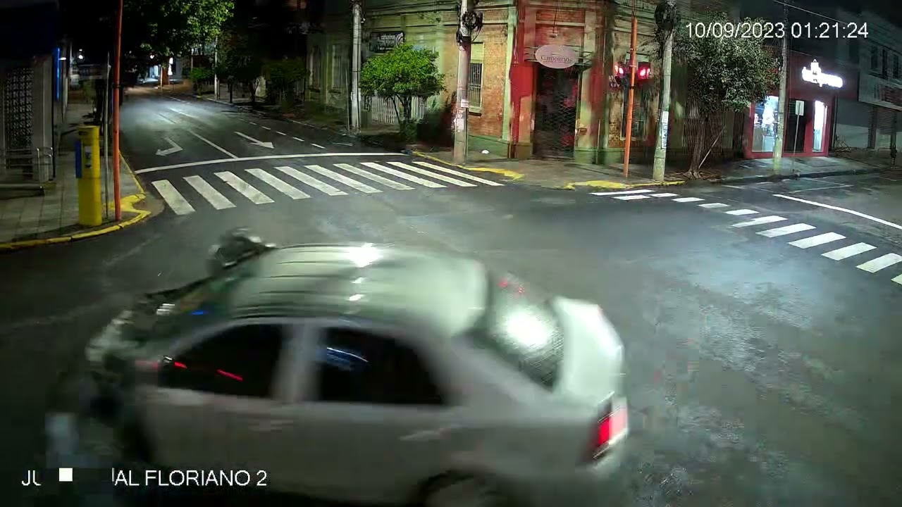 V&iacute;deo registra colis&atilde;o no Centro de Taquara