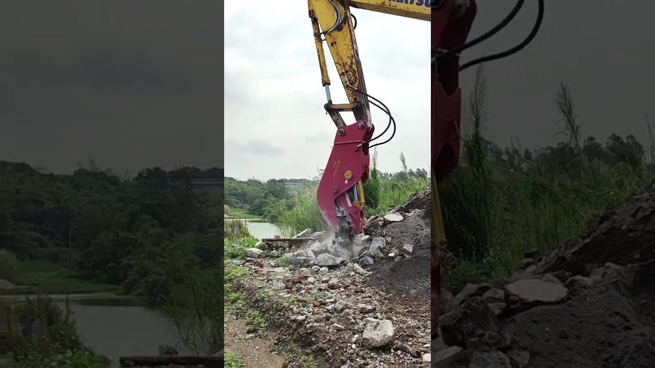 Komatsu Excavator With Beiyi Hydraulic Pulverizer Doing Demolition Test