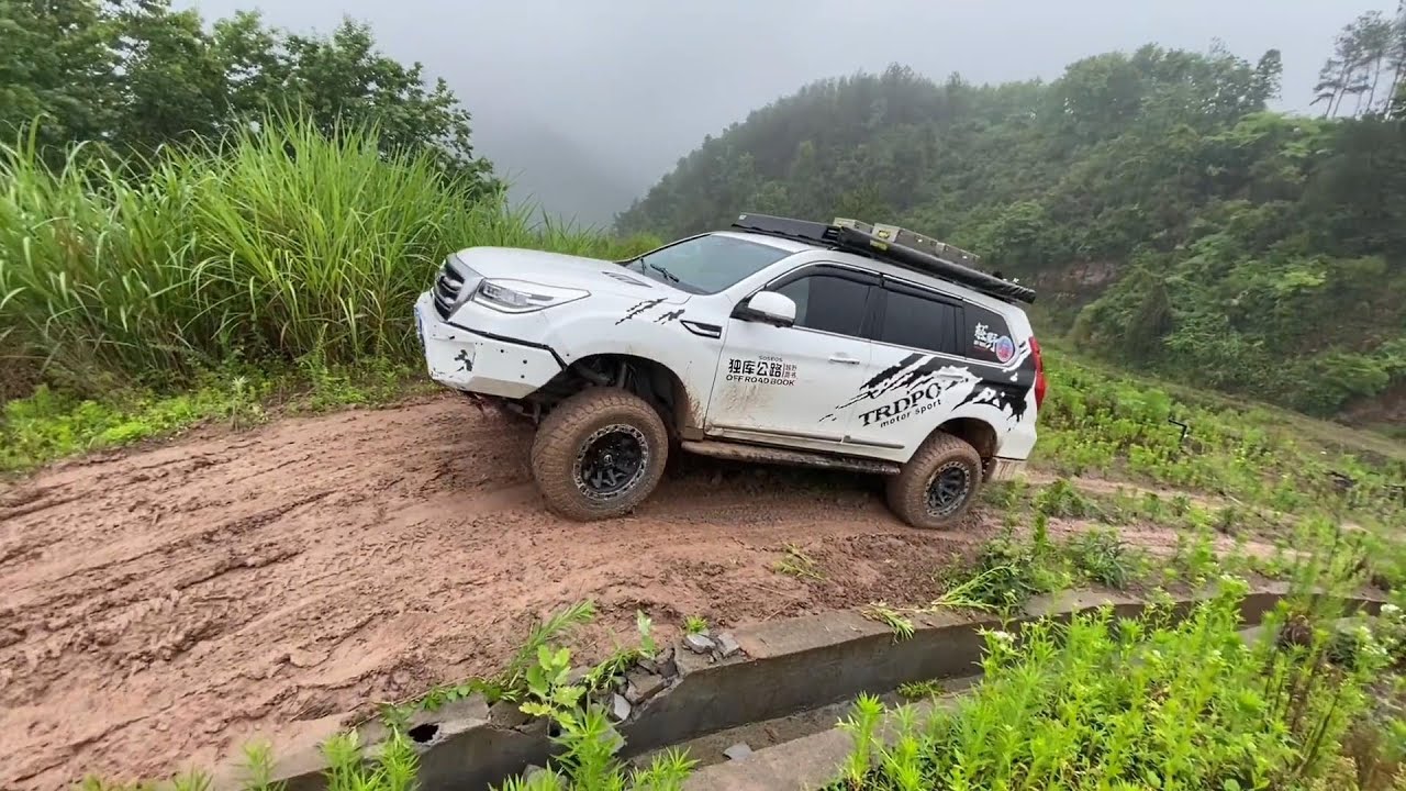 Tank 300, Land Rover Defender, Ford Road Shaker, Toyota FJ, Haval H9，A slippery muddy slope