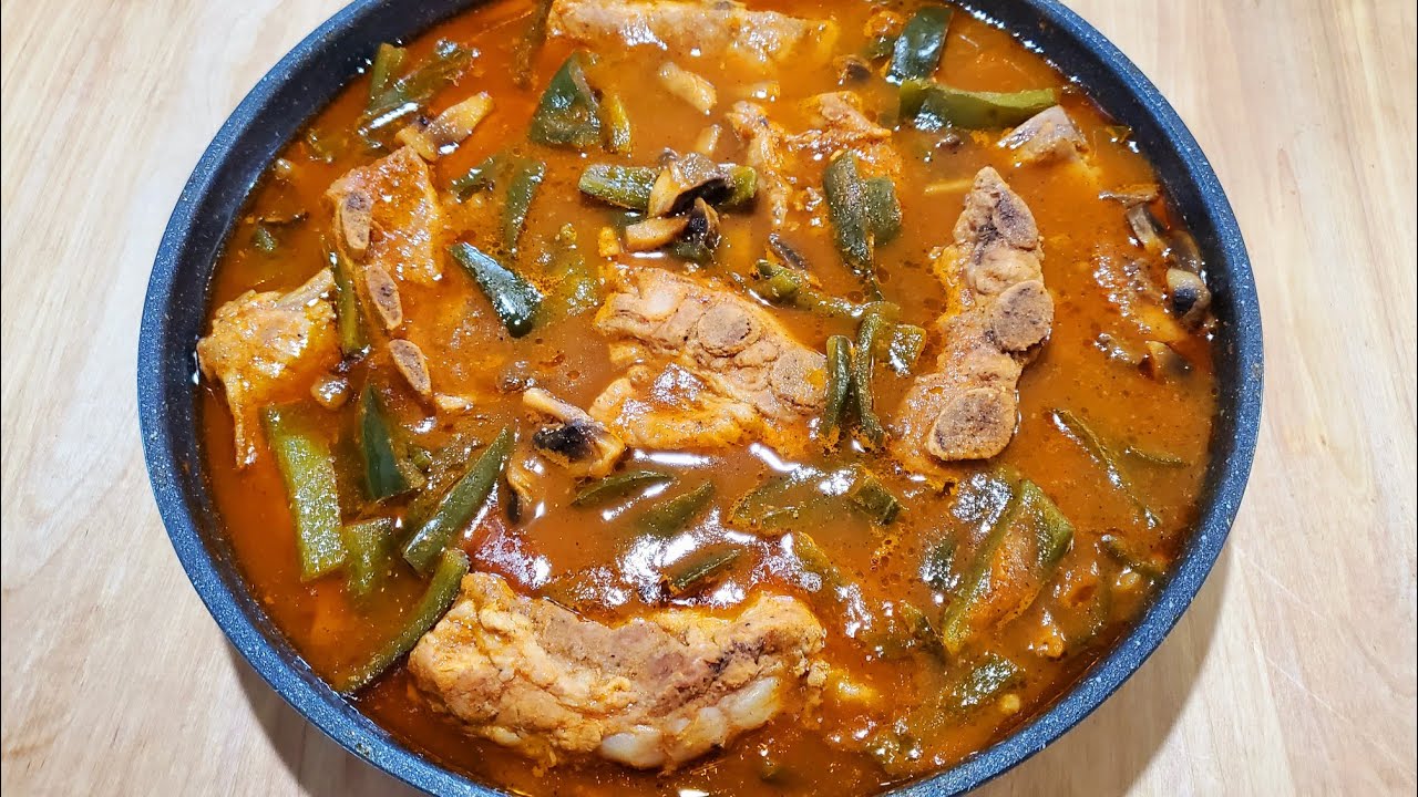 Costillas de puerco con champiñones y poblano en salsa roja