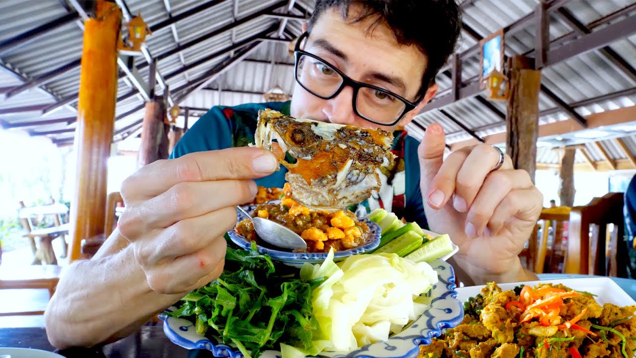 🇹🇭 Жаренная в соли рыба + Острый говяжий карри || Местная кухня в Чумпоне, Таиланд