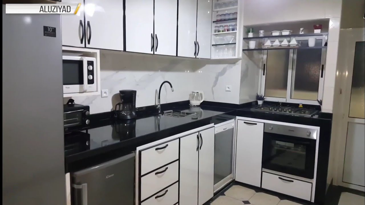 مطبخ من الألومنيوم باللون الأبيض والأسود
