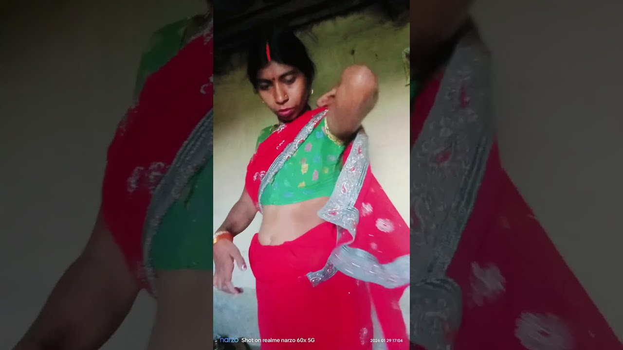 #चोली पहन रही है