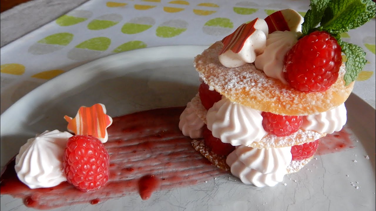 Strudelblätter-Turm mit Himbeeren und Topfenmousse