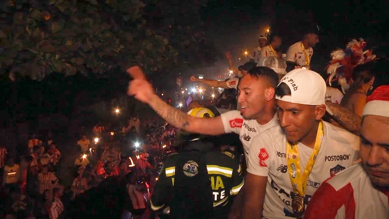 ASÍ SE VIVIÓ DESDE EL CAMIÓN DE BOMBEROS, EL RECORRIDO DEL JUNIOR HASTA EL METROPOLITANO