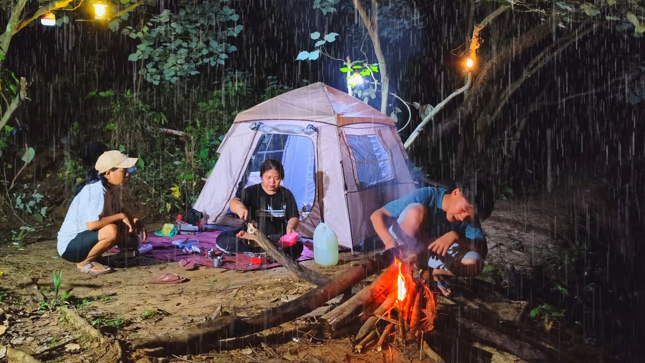 Camping dan bermalam di tepi sungai,tidur nyenyak sampai pagi.