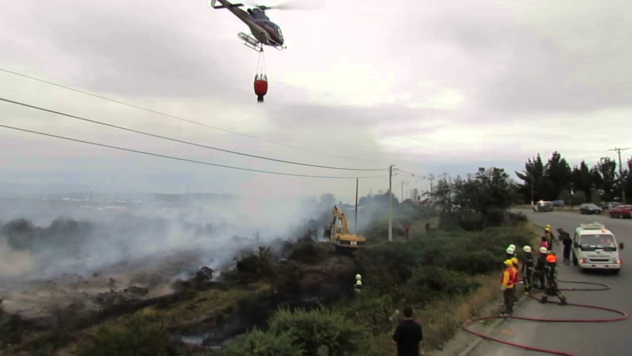 Helic&oacute;ptero de Conaf trabajo junto a Bomberos en ruta a Alerce