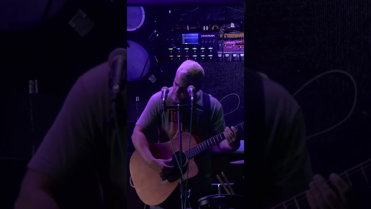 This One-Man-Band is Looping, Beatboxing While Playing Drums, Recording Live a Full Band Sound