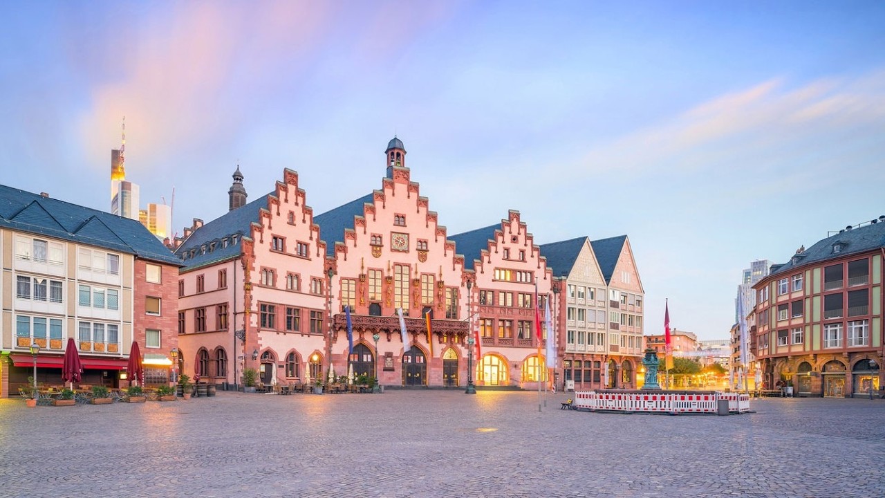 Römerberg e Duomo di San Bartolomeo Kaiserdom a Francoforte sul Meno Germania