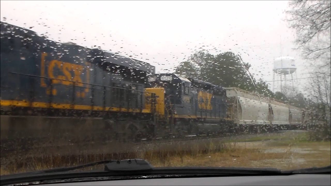 CSX Q463-09 SB through Elgin, SC in the rain