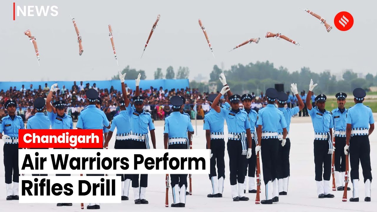 Воины ВВС Израиля проводят учения по стрельбе из винтовок в честь 90-го Дня ВВС на авиабазе Чанди...