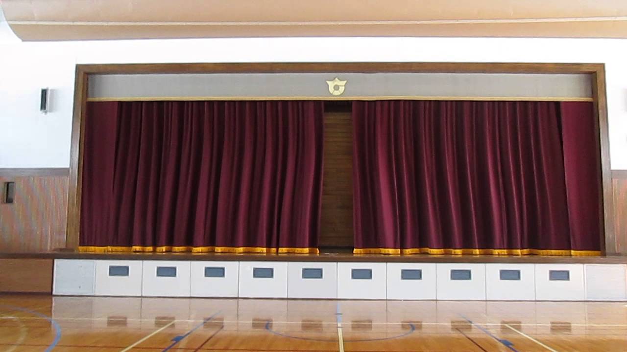 中学校の体育館　手動紐引き緞帳のテスト　その1