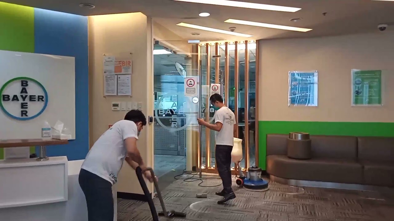 Nag carpet shampoo ang masisipag na maintenance.