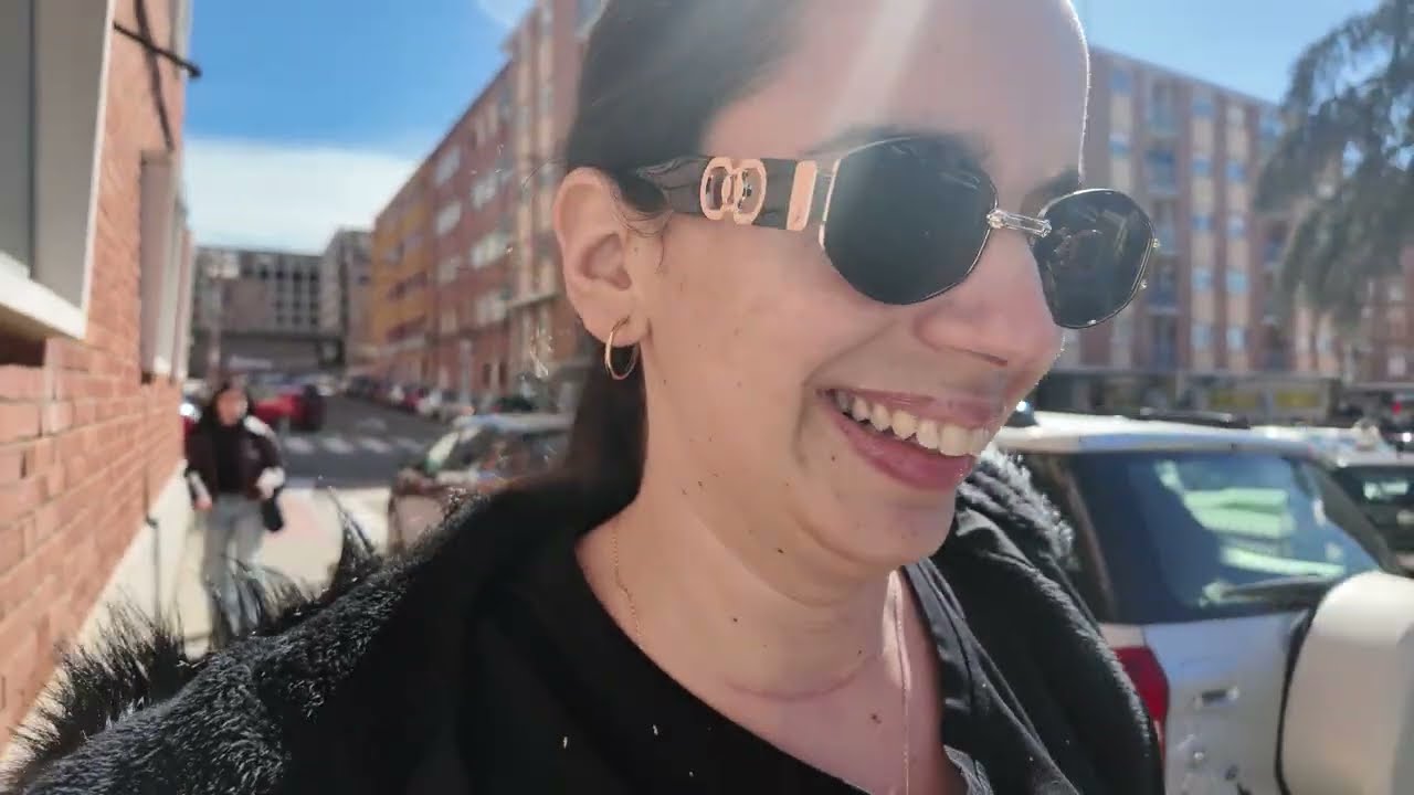 Ya tenía que llevarles esto.No sé donde meter tantos cuadros🤣.Mi vida en España. 