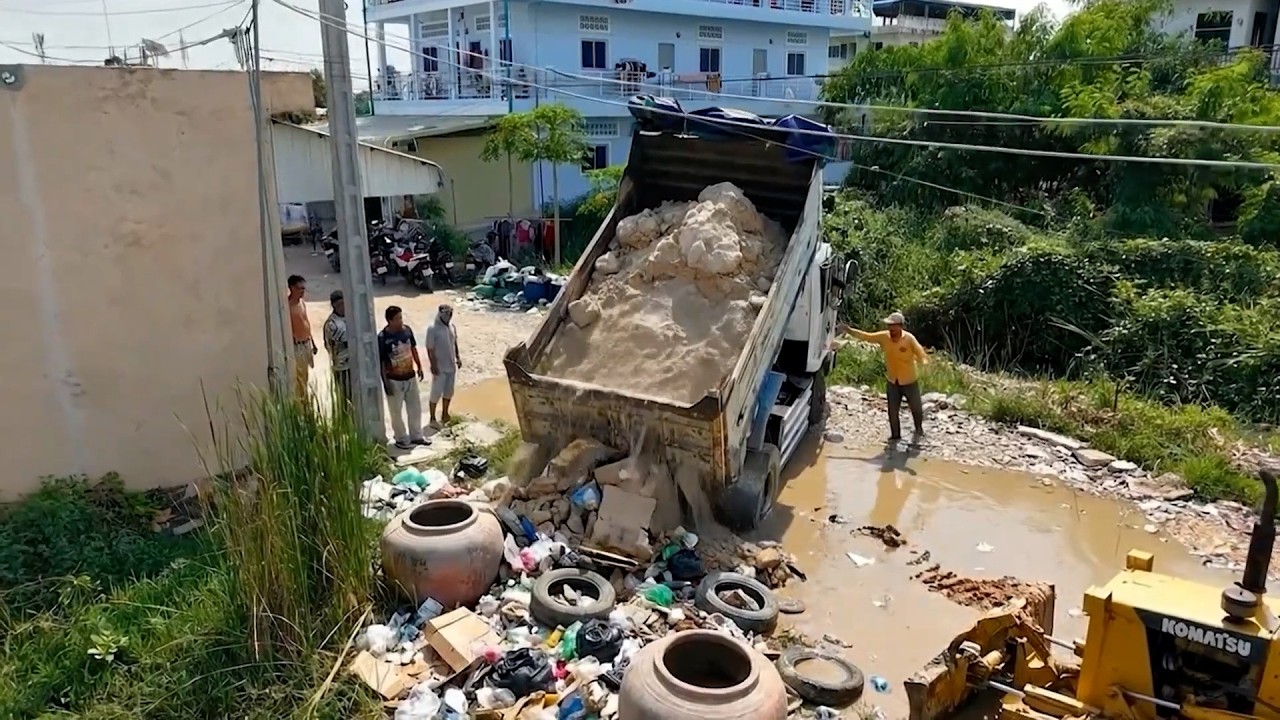 AW How Dozer D20P Took Over this Landfill & Nailed its with Dump Truck 5Ton Unloading