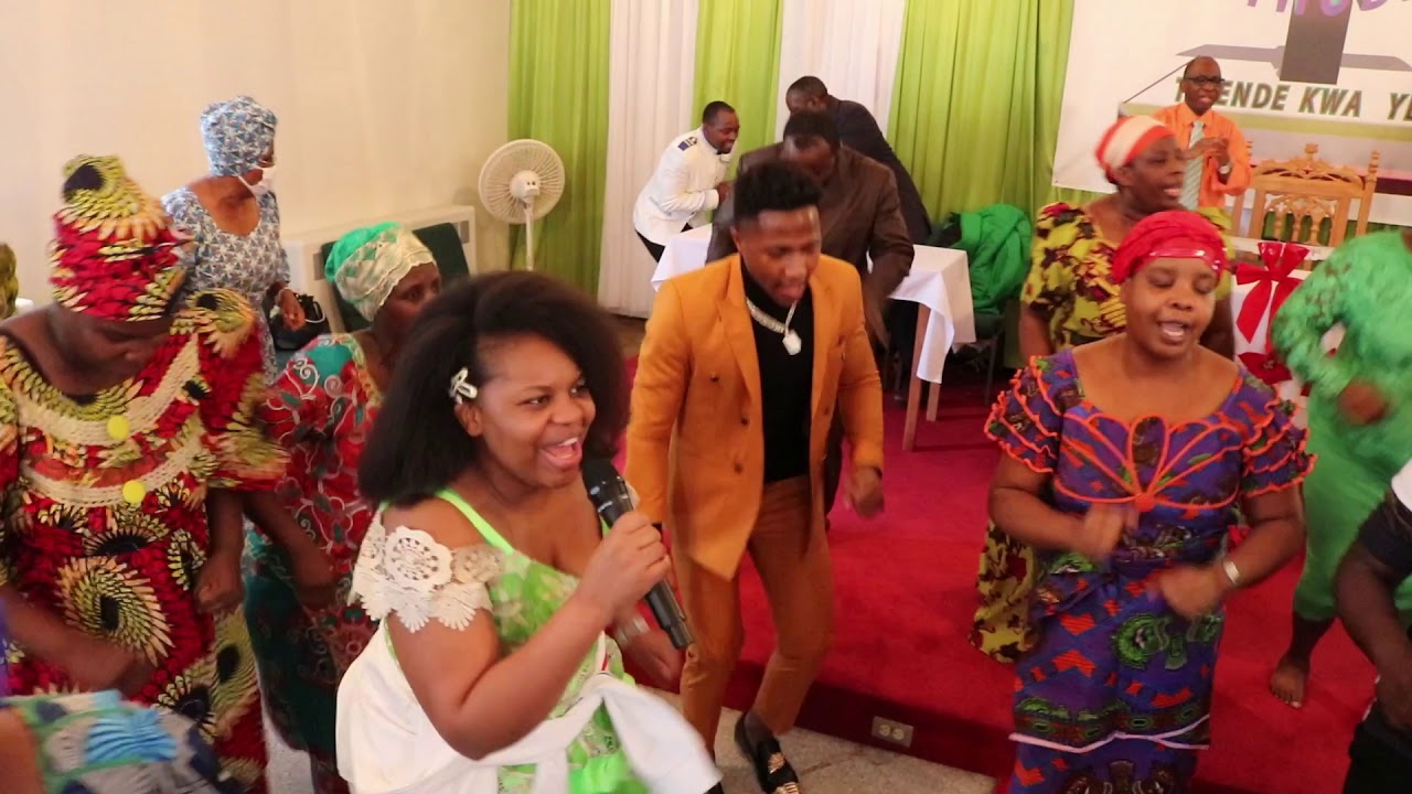 Niwirabire nawe , Nyimba Imana yadukuye mubafuye Turi bazima, kuki tutoyitambira tuyishimira.