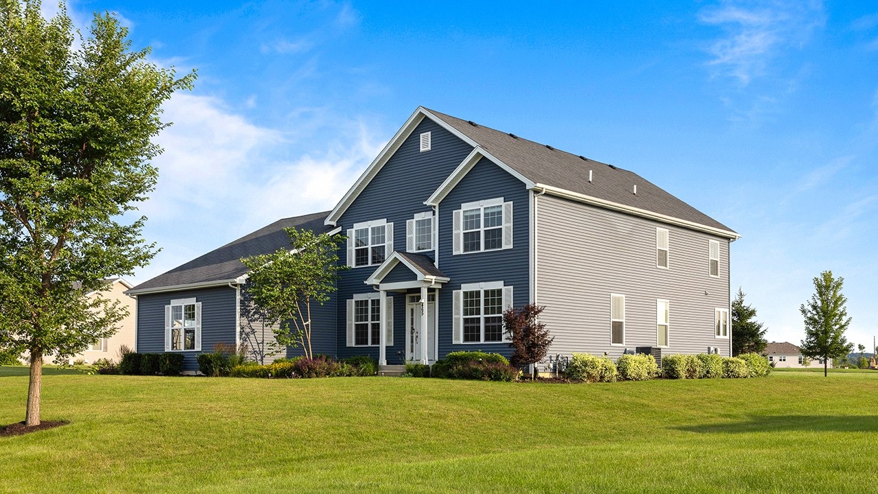 Attractive Like New Home - 465 Chasefield Dr, Williams Bay, WI 53191