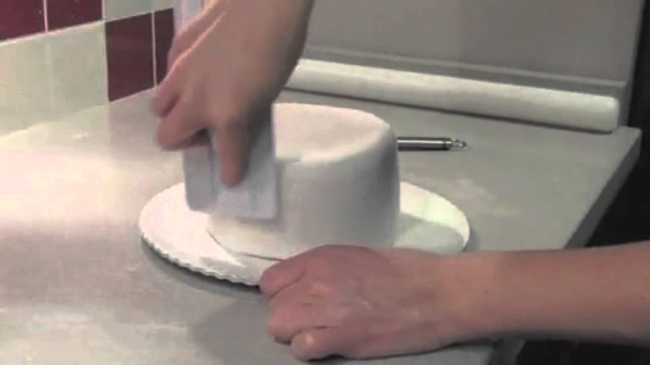 Covering a cake with fondant | Fondant cakes by Az&uacute;car con Amor