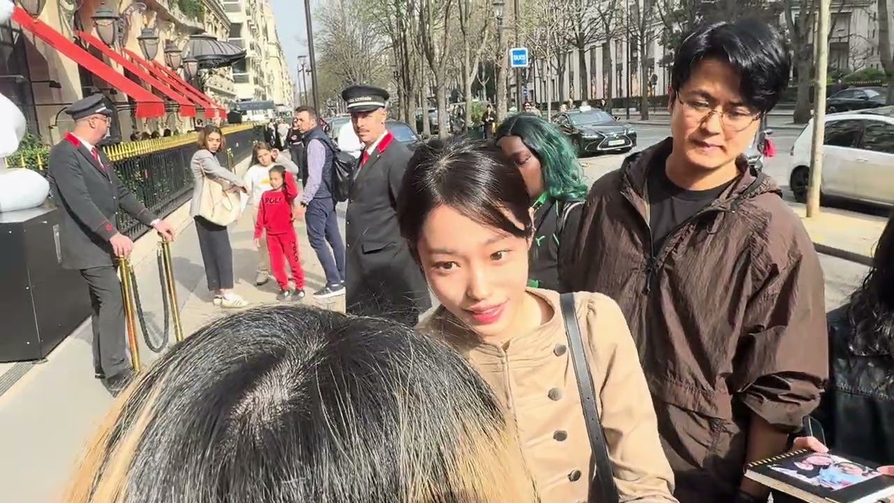 Roh Yoon- seo 노윤서 arrive in hotel take time with fans 