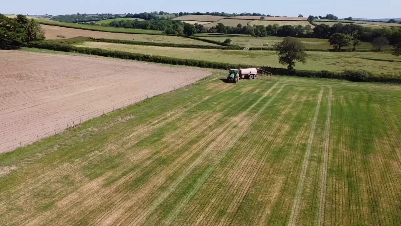 Slurry tanking with John Deere 7290r and pichon 3500 tanker