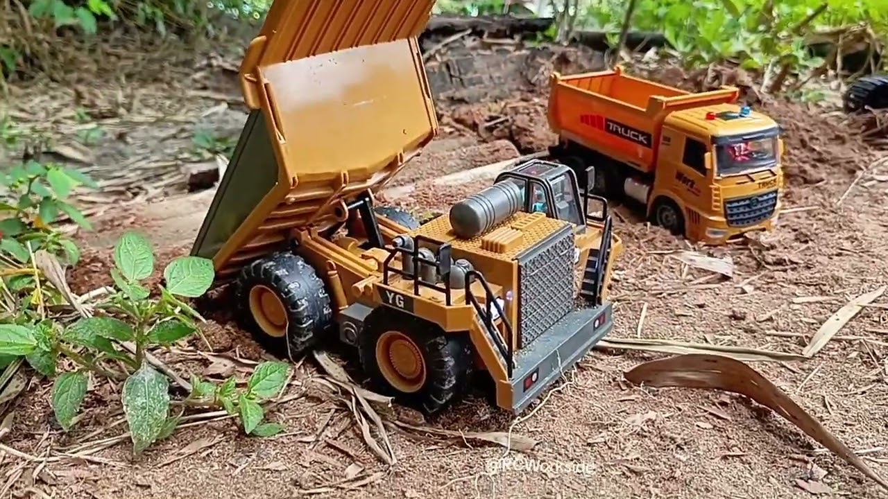 RC Excavator Beroperasi 🚧 Proses Muat Material ke Dump Truck Mini