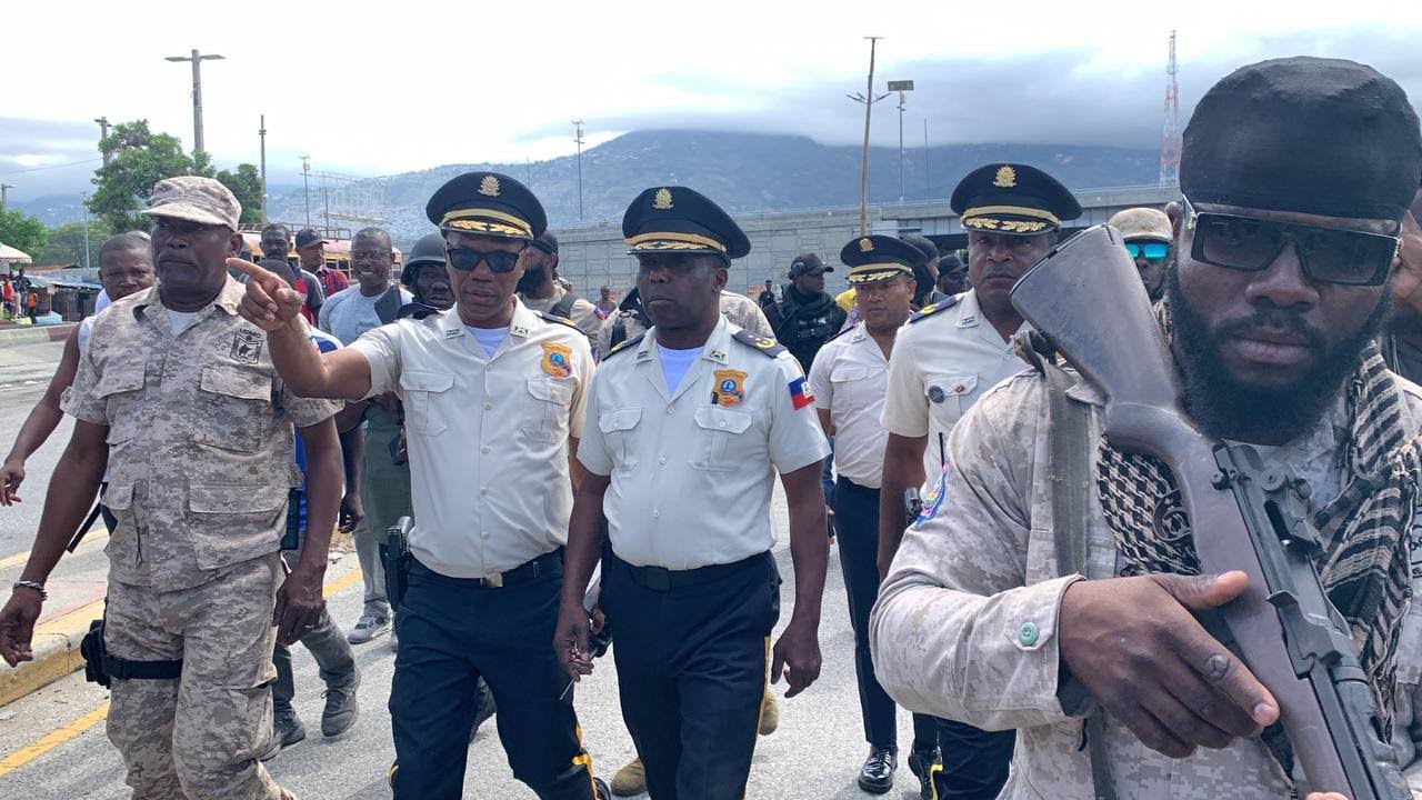 Komisarya Kafou Aeroport louvri, Jacques Ader met Pyel atè, Bandi yo mele !