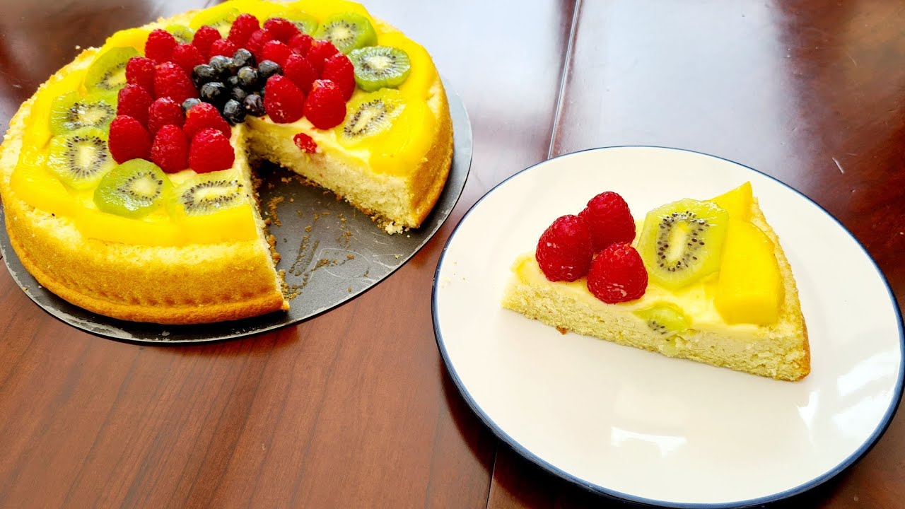 Gâteau moelleux aux fruits avec une onctueuse crème pâtissière. كعكة الفواكه بالكريمة الناعمة
