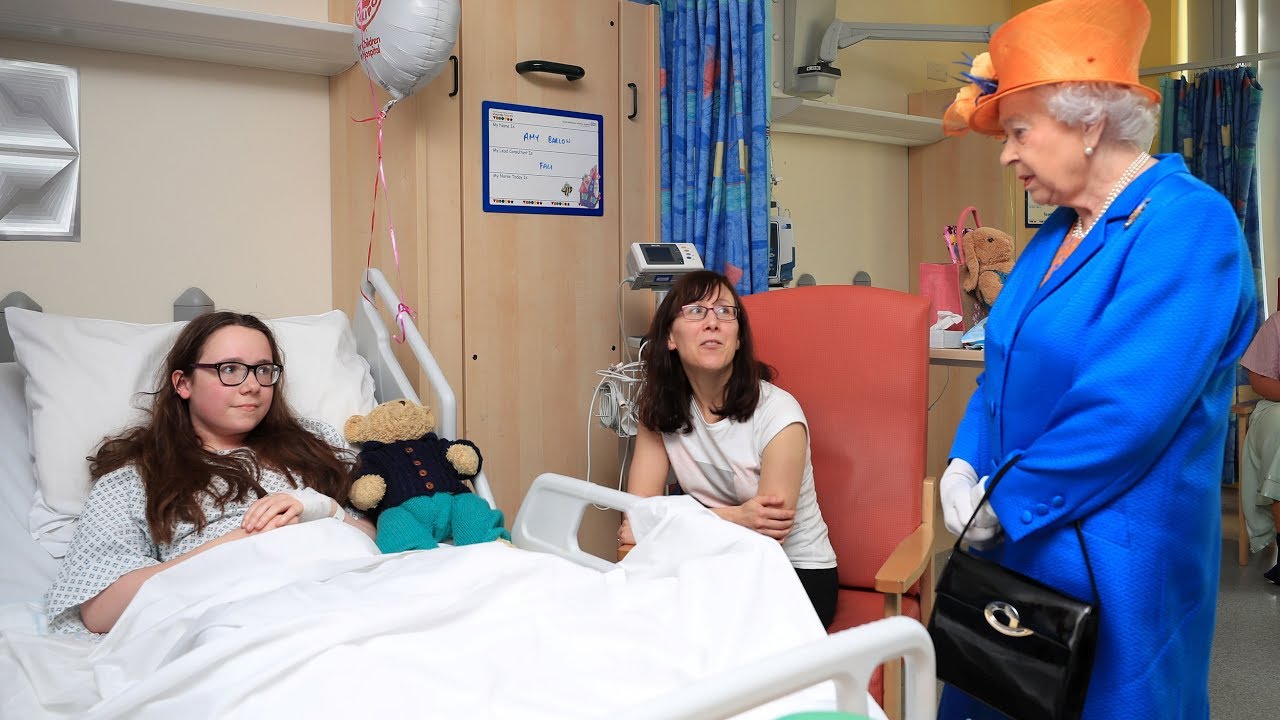 Queen Elizabeth visits Manchester attack victims