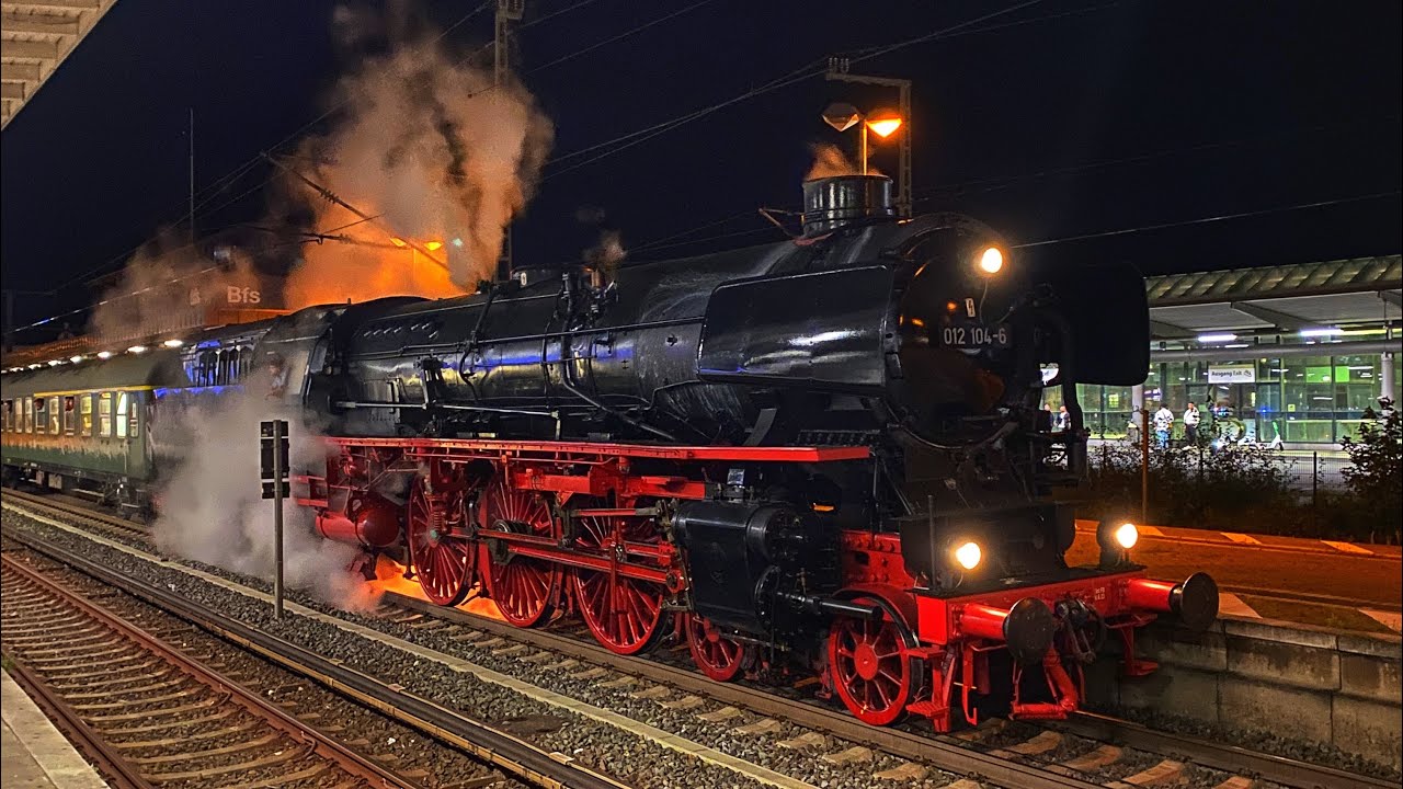 Schnellzuglok 012 104-6 auf Nachtfahrt in Hamburg - Rückfahrt von der Hanse Sail 2023