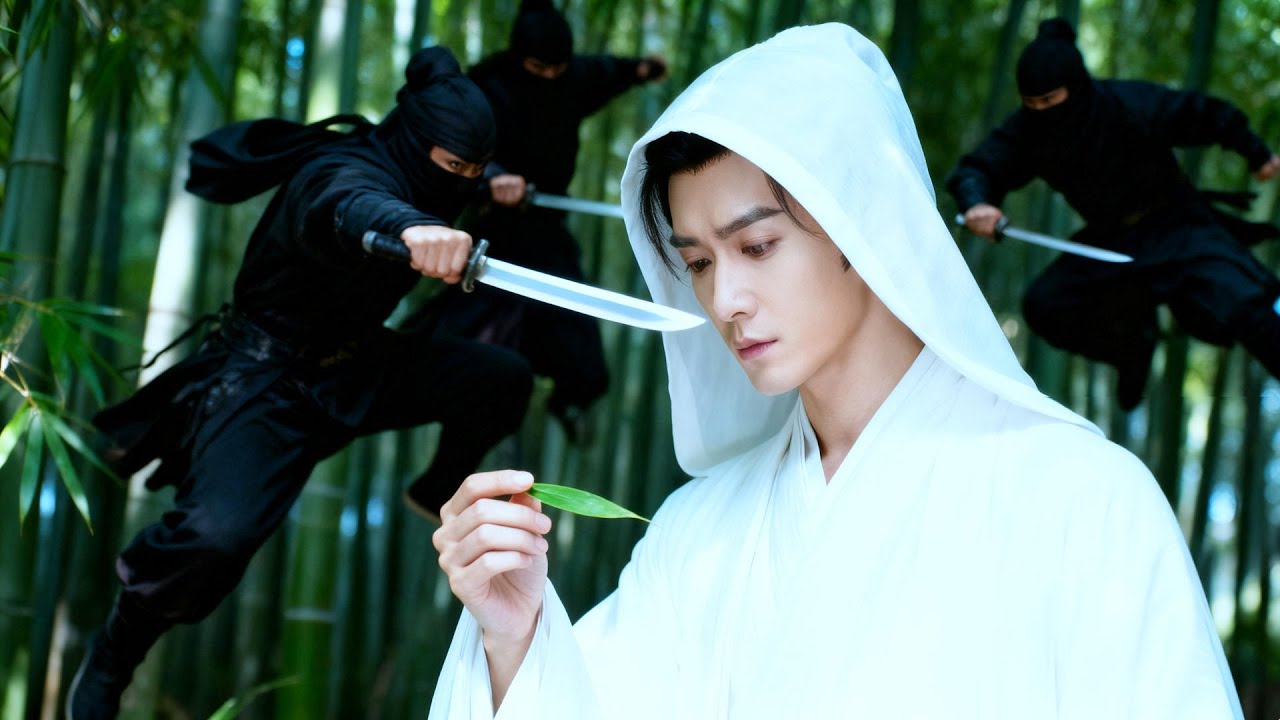 Plain White-Clad Guy—Secret Martial Master! Bamboo Leaves as Needles, Pierces Assassin’s Throat!