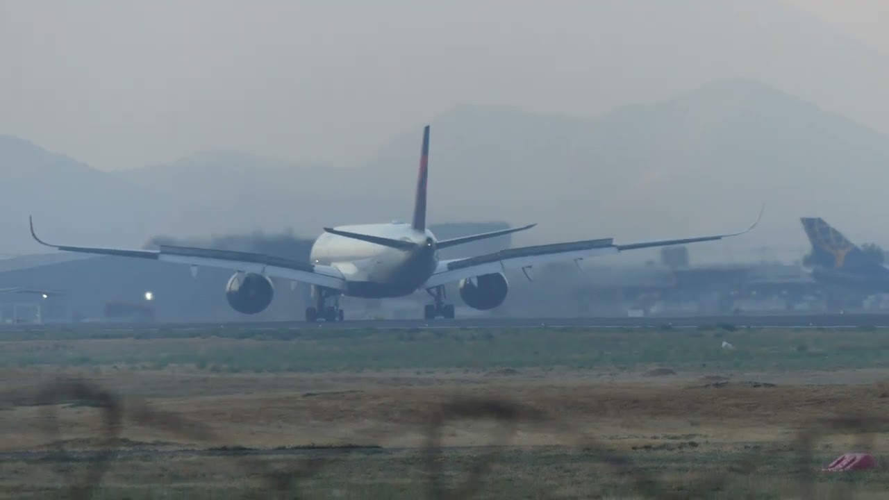 Airbus A350-941 DELTA Landing Scel