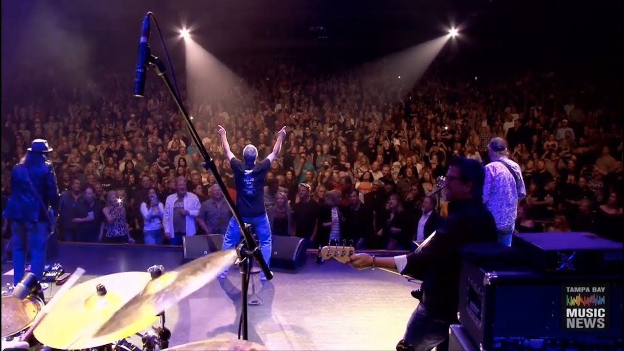 FANS GIVE LOVE TO GREG BILLINGS