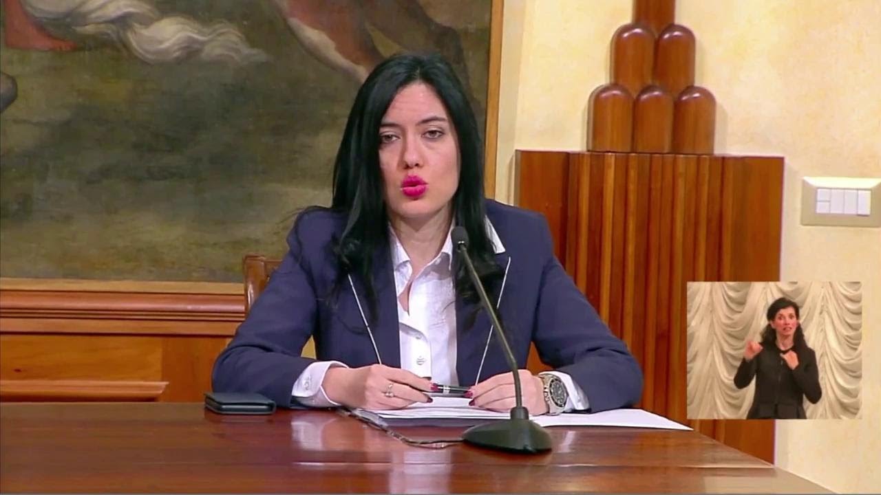 Coronavirus, Azzolina: ''No al 6 politico. Recupero debiti a settembre. Anno scolastico è salvo''