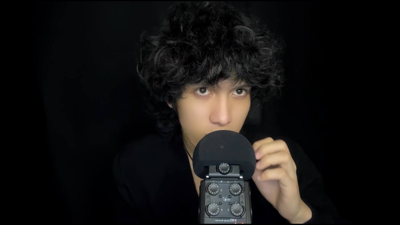 [ASMR] mouth sounds and mic scratching