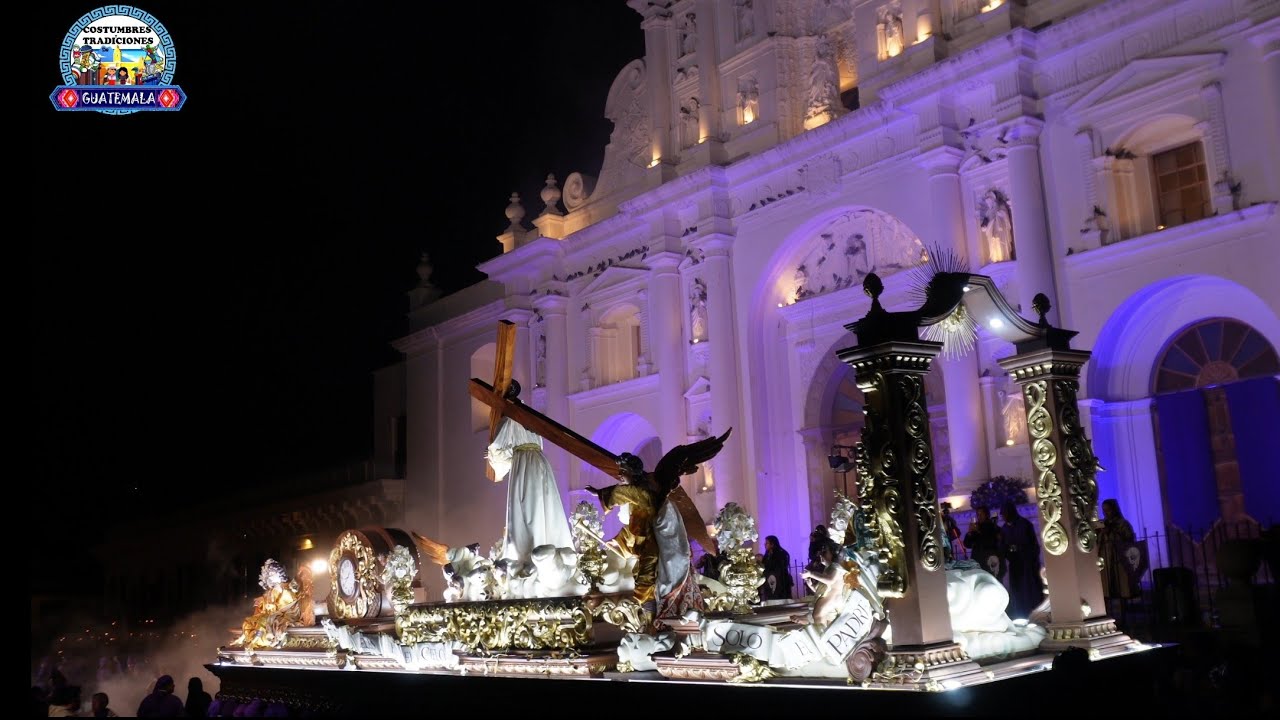 PROCESIÓN DE SANTA INÉS, PASO POR LA CATEDRAL, ANTIGUA GUATEMALA 