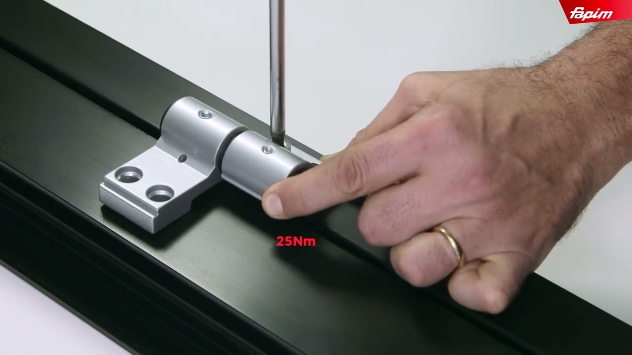 Comment installer des paumelles à vissage direct Loira+ pour porte d'entrée ?