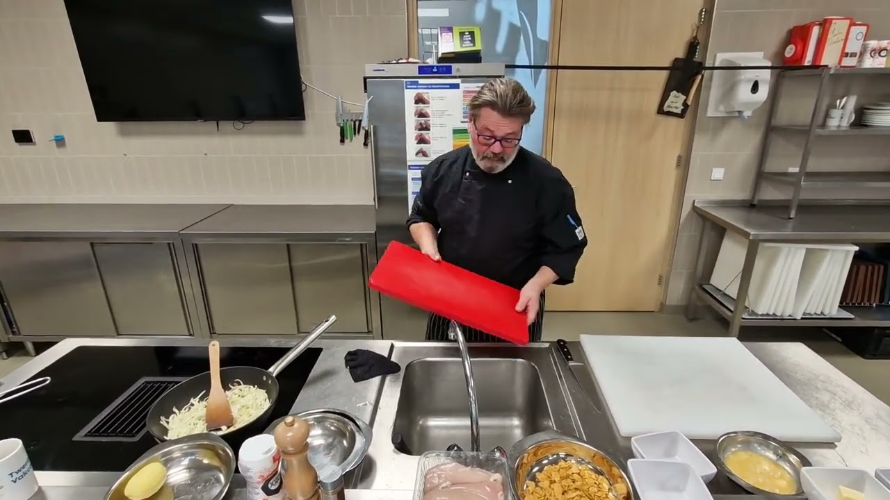 Gebakken aardappelen, kip schnitzel en witte kool met meneer John