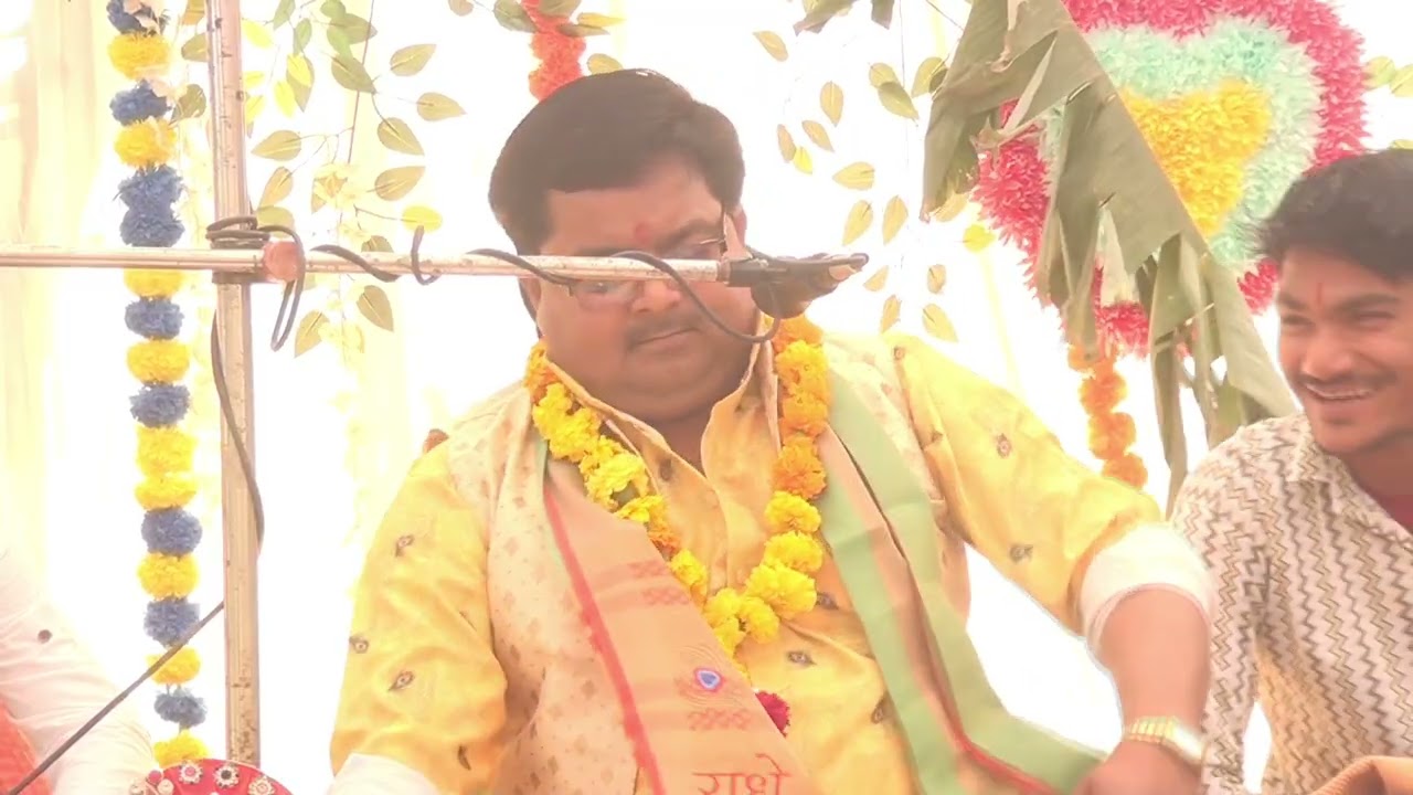 इंद्रदेव के खिलाफ भड़काते हुए, कृष्ण जी , गोवर्धन की पूजाकरवाते हैं
