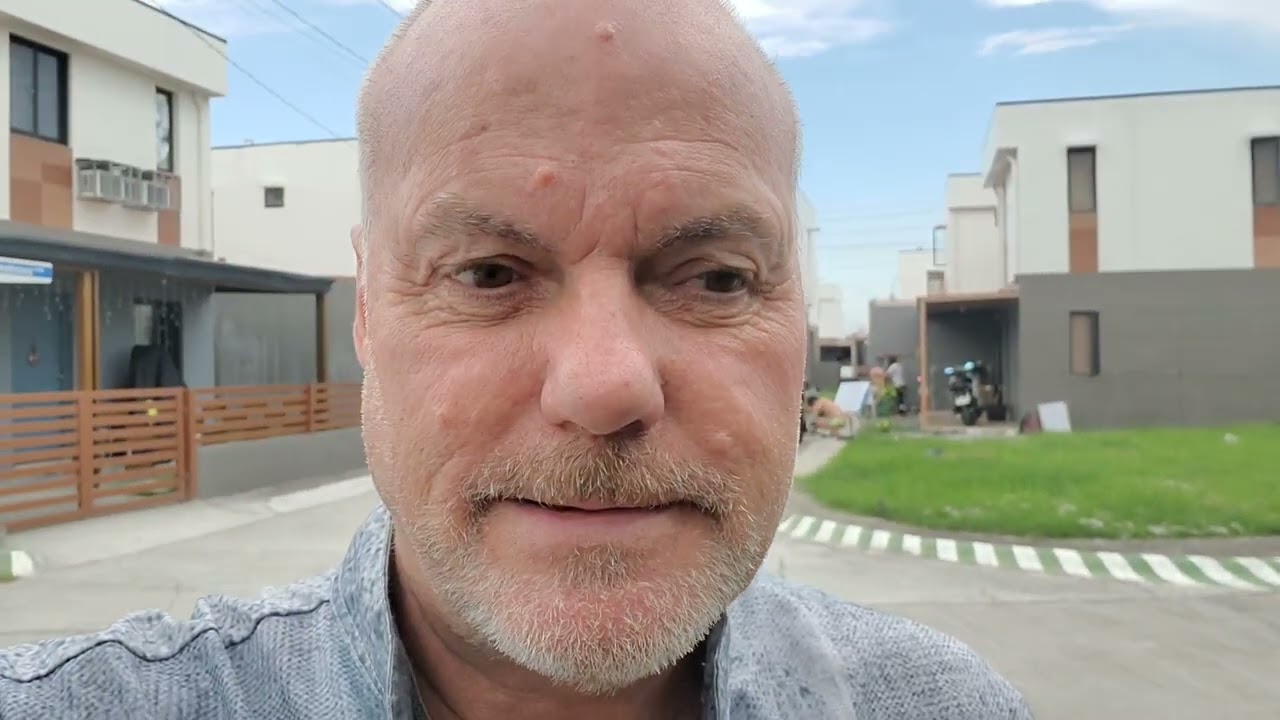 Tropical Storm Fong Wong @85kph. 2 days out hiting northern part of Luzon, Baguio. 